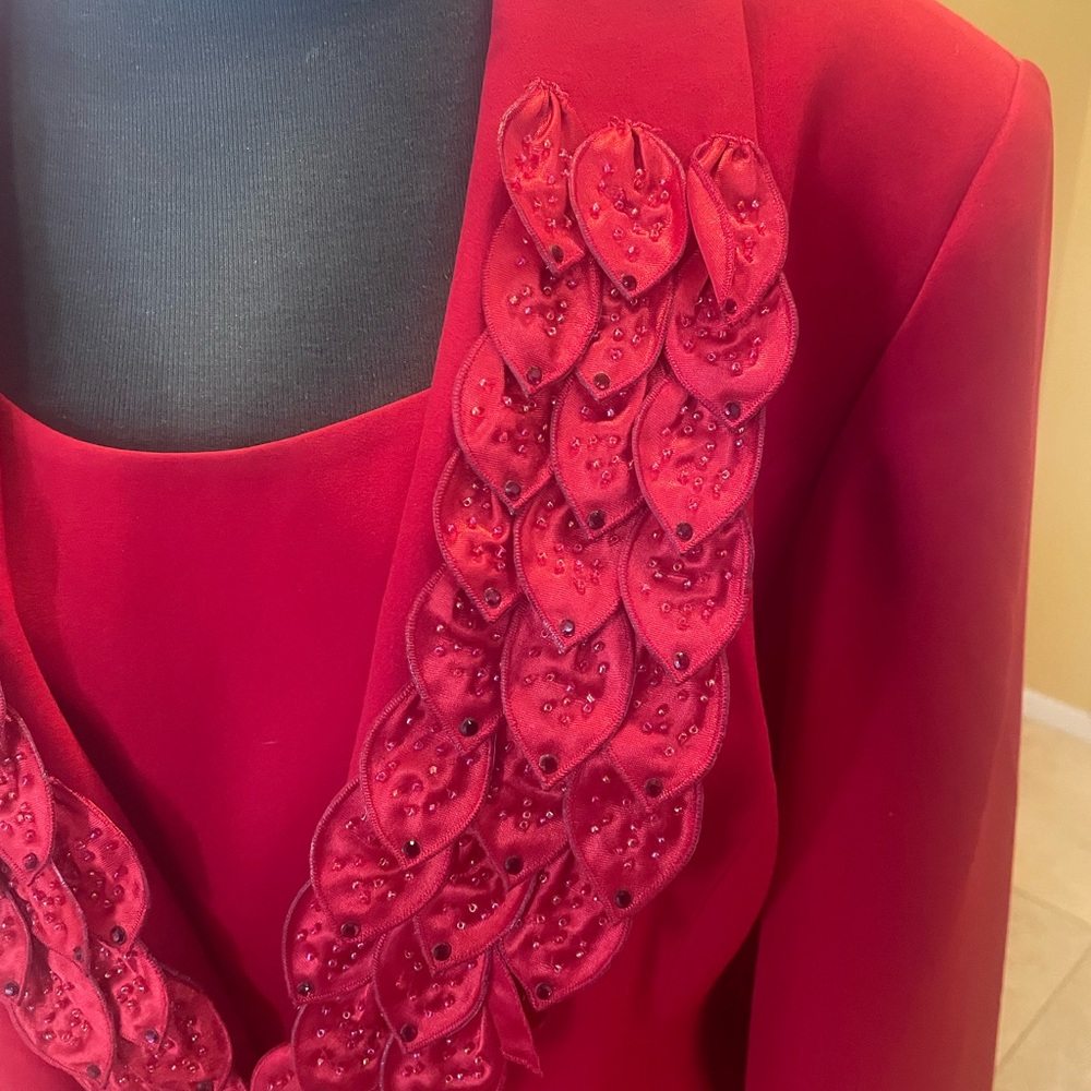 DonnaVinci Elegant Red Two-Piece skirt Suit with Decorative Collar - Picture 3 of 10